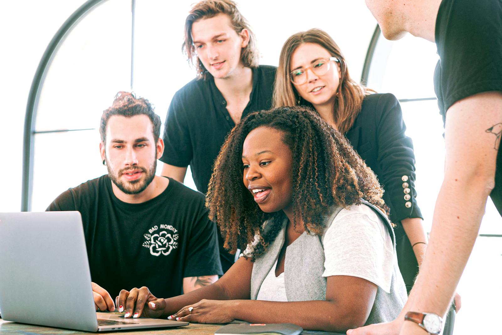IT-Spezialist: 3 junge diverse professionelle arbeiten zusammen in einem modernen Büro mit Laptops