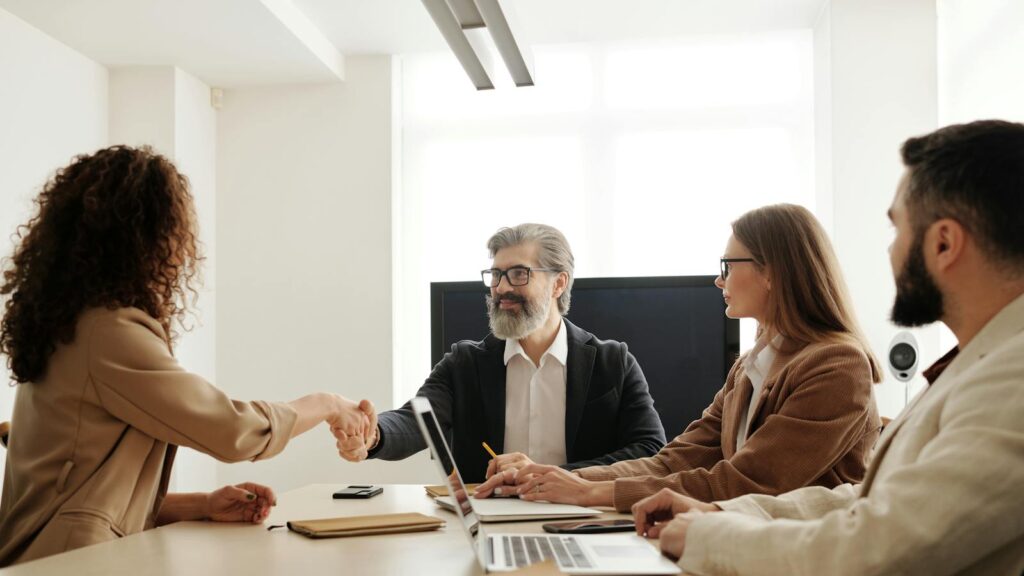 IT-PersonalVermittlung Darstellung, Office-Meeting mit Handshaking