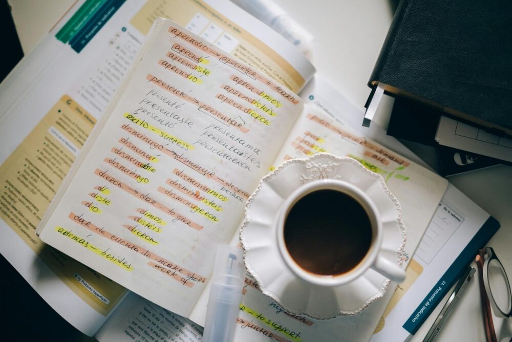 IT-Projektreferenz - eine Illustration mit einer Tasse Kaffee und handgeschriebenen Notizen zum lernen.